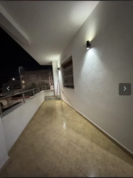 Tirane, jepet me qera shtepi 1+1 Kati 2, 125 m² 450 € (Xhamlliku)