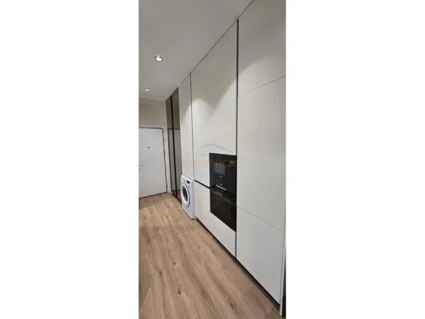 Tirane, jap me qera garsonier 1+1 Kati 6, 400 m² 400 € (ALI DEMI)