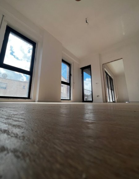 Tirane, jepet me qera zyre Kati 2, 76 m² 750 € (Myslym Shyri)