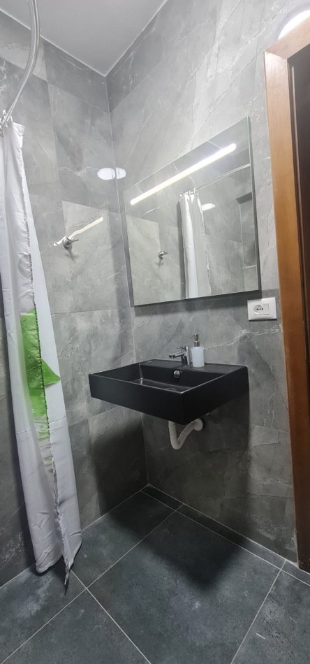Tirane, jepet me qera 2+1 Kati 2, 100 m² 500 € 
