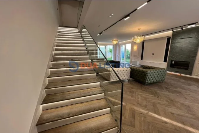 Tirane, jepet me qera Vile 3+1 , 370 m² (Teg)