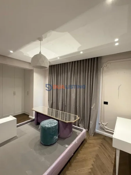 Tirane, jepet me qera Vile 3+1 , 370 m² (Teg)