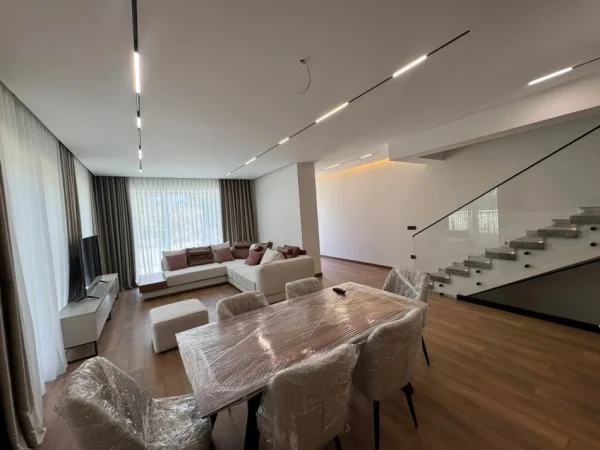 Tirane, jepet me qera Vile 3 Katshe Kati 0, 5.000 € (Vile per Qera Te Liqeni Thate , Rezidenca Forest)