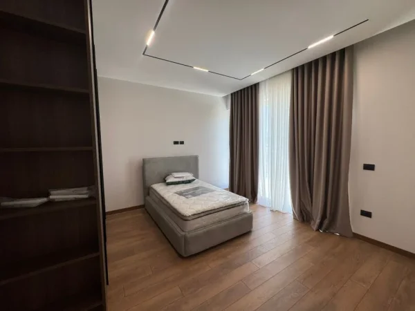 Tirane, jepet me qera Vile 3 Katshe Kati 0, 5.000 € (Vile per Qera Te Liqeni Thate , Rezidenca Forest)