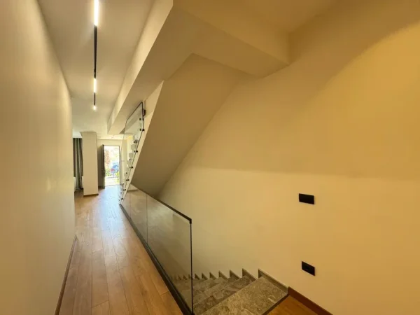 Tirane, jepet me qera Vile 3 Katshe Kati 0, 5.000 € (Vile per Qera Te Liqeni Thate , Rezidenca Forest)