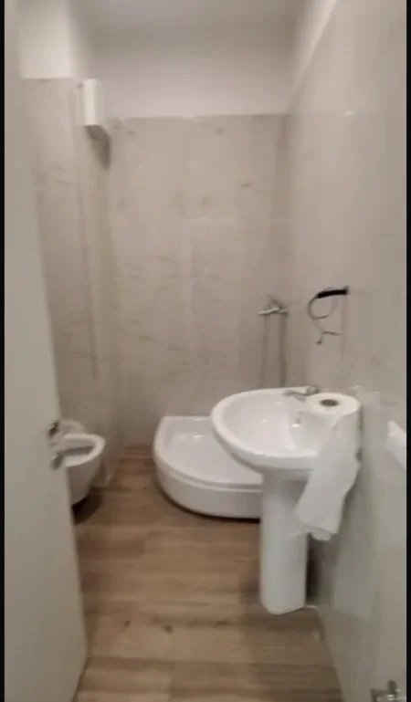 Tirane, jepet me qera zyre Kati 3, 55 m² 600 € (Kika 2 ,Komuna e Parisit)