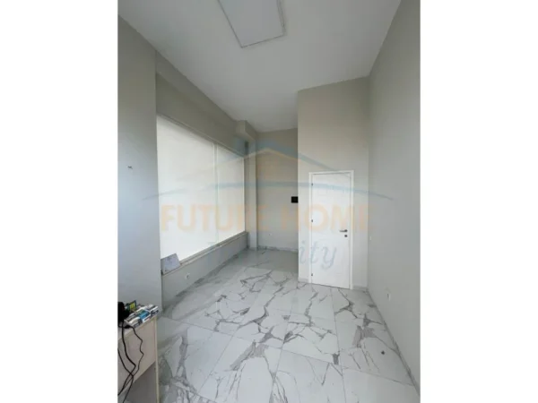 Tirane, jepet me qera ambjent biznesi Kati 0, 18 m² 260 € (Selite)