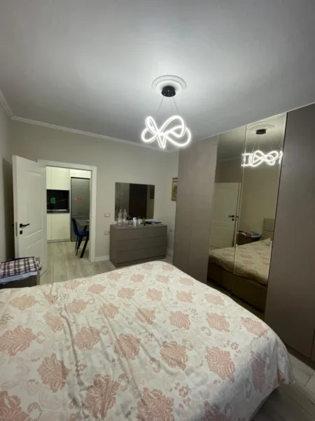 Tirane, jepet me qera apartament 1+1+Ballkon Kati 4, 70 m² 800 € (Pranë Hotel Dinastia, Rruga Kosovarve, Tiranë)