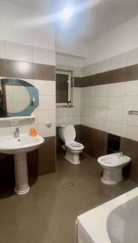 Tirane, jepet me qera apartament 2+1 Kati 1, 100 m² 500 € (YZBERISHT)