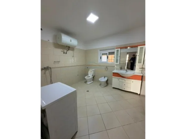 Tirane, jepet me qera Vile 2 Katshe , 202 m² 750 € (DON BOSKO)