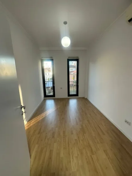 Tirane, jepet me qera zyre , 77 m² 1.050 € 