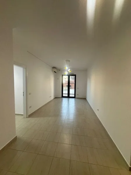 Tirane, jepet me qera zyre , 77 m² 1.050 € 