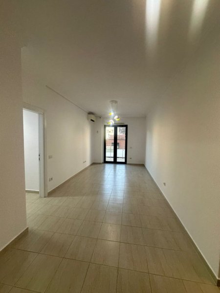 Tirane, jepet me qera zyre , 77 m² 1.050 € 