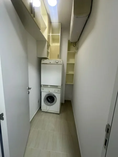 Tirane, jepet me qera zyre , 77 m² 1.050 € 