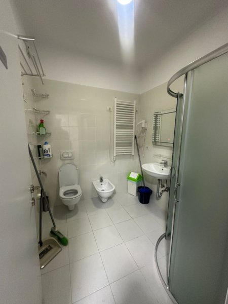 Tirane, jepet me qera zyre , 77 m² 1.050 € 