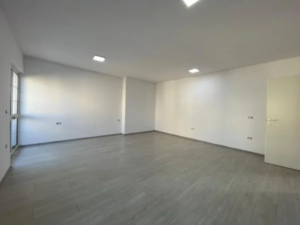 Tirane, jepet me qera ambjent biznesi Kati 5, 95 m² 1.000 € (Sheshi Willson.)