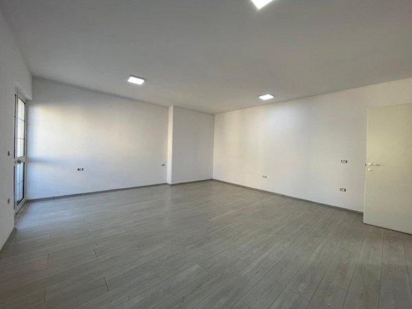 Tirane, jepet me qera ambjent biznesi Kati 5, 95 m² 1.000 € (Sheshi Willson.)