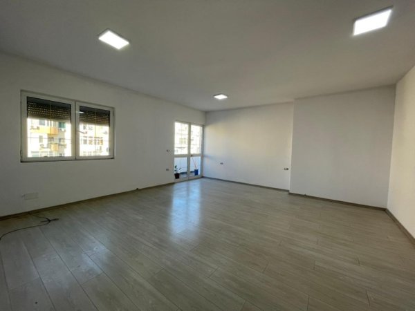Tirane, jepet me qera ambjent biznesi Kati 5, 95 m² 1.000 € (Sheshi Willson.)