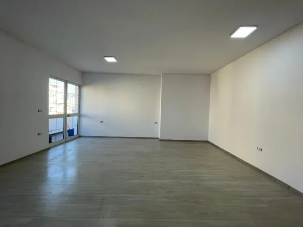 Tirane, jepet me qera ambjent biznesi Kati 5, 95 m² 1.000 € (Sheshi Willson.)