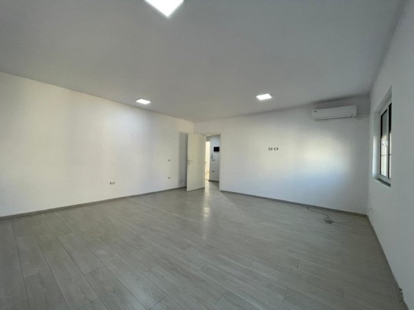Tirane, jepet me qera ambjent biznesi Kati 5, 95 m² 1.000 € (Sheshi Willson.)