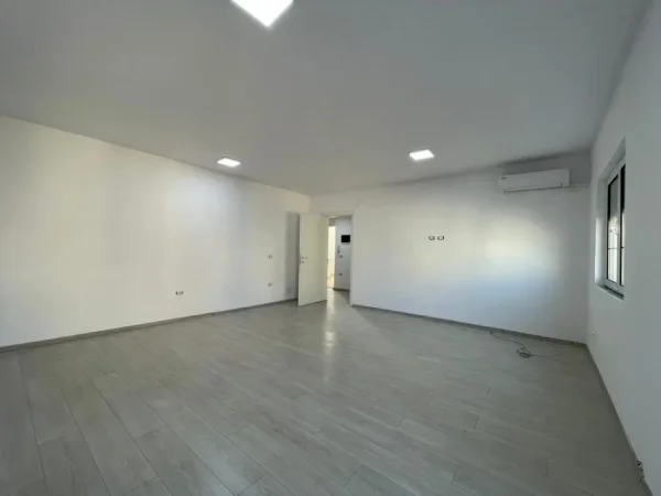 Tirane, jepet me qera ambjent biznesi Kati 5, 95 m² 1.000 € (Sheshi Willson.)