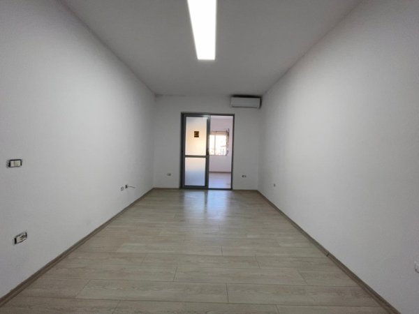 Tirane, jepet me qera ambjent biznesi Kati 5, 95 m² 1.000 € (Sheshi Willson.)