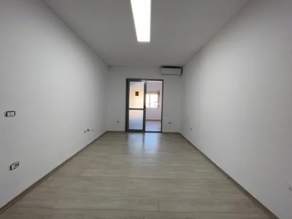 Tirane, jepet me qera ambjent biznesi Kati 5, 95 m² 1.000 € (Sheshi Willson.)