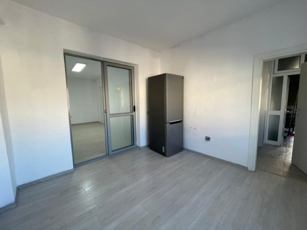 Tirane, jepet me qera ambjent biznesi Kati 5, 95 m² 1.000 € (Sheshi Willson.)