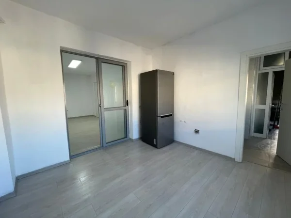 Tirane, jepet me qera ambjent biznesi Kati 5, 95 m² 1.000 € (Sheshi Willson.)