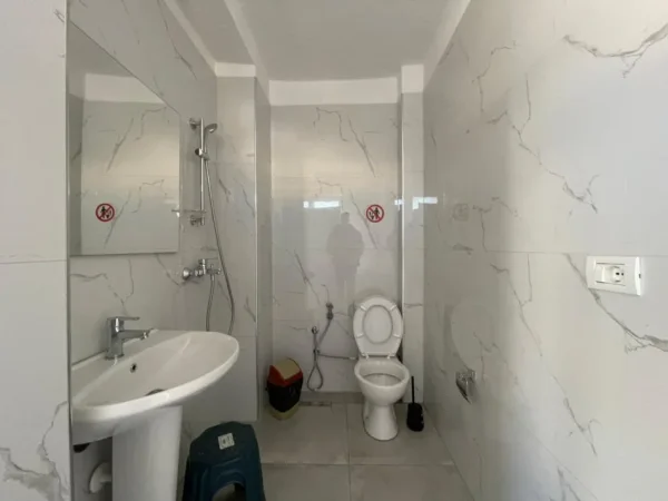 Tirane, jepet me qera ambjent biznesi Kati 5, 95 m² 1.000 € (Sheshi Willson.)