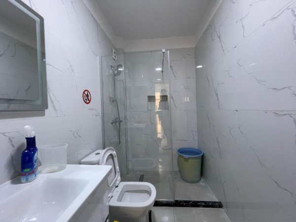 Tirane, jepet me qera ambjent biznesi Kati 5, 95 m² 1.000 € (Sheshi Willson.)