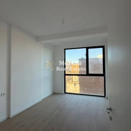 Tirane, jepet me qera ambjent biznesi Kati 1, 140 m² 1.500 € (Rruga Mine Peza)