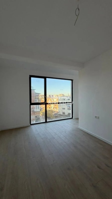 Tirane, jepet me qera ambjent biznesi Kati 1, 140 m² 1.500 € (Rruga Mine Peza)