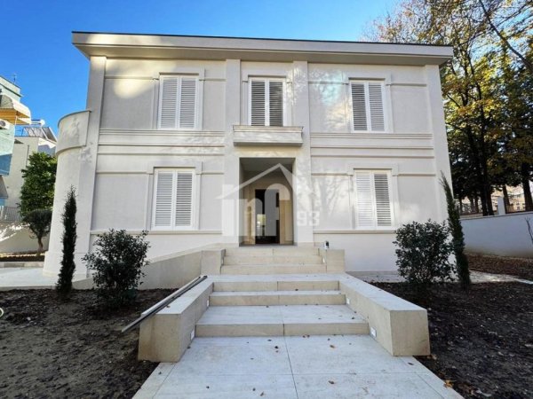 Tirane, jepet me qera Vile , 440 m² 9.000 € (RRUGA “NASI PAVLLO”, MBRAPA AMBASADES AMERIKANE)