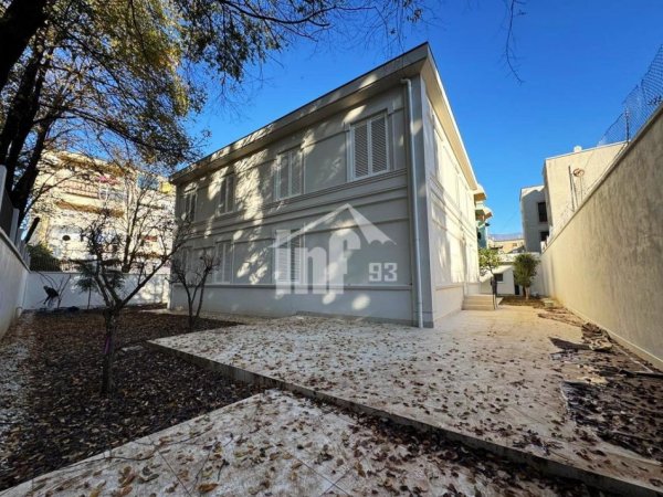 Tirane, jepet me qera Vile , 440 m² 9.000 € (RRUGA “NASI PAVLLO”, MBRAPA AMBASADES AMERIKANE)