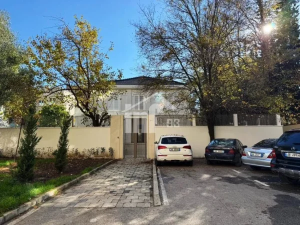 Tirane, jepet me qera Vile , 440 m² 9.000 € (RRUGA “NASI PAVLLO”, MBRAPA AMBASADES AMERIKANE)