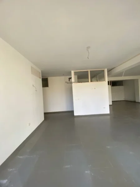 Tirane, jepet me qera dyqan Kati 0, 321 m² 2.000 € (LIQENI I THATE)