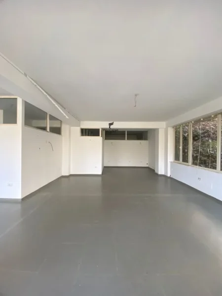 Tirane, jepet me qera dyqan Kati 0, 321 m² 2.000 € (LIQENI I THATE)