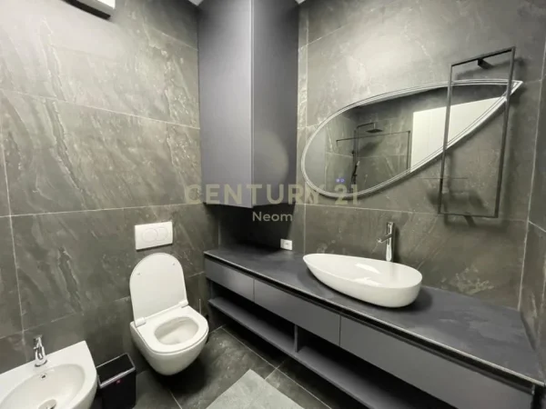 Tirane, jepet me qera 2+1+Ballkon Kati 4, 100 m² 1.000 € (Liqeni i Thate)