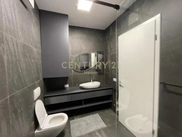 Tirane, jepet me qera 2+1+Ballkon Kati 4, 100 m² 1.000 € (Liqeni i Thate)