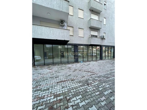 Tirane, jepet me qera ambjent biznesi Kati 0, 240 m² 2.400 € (liqeni thate)