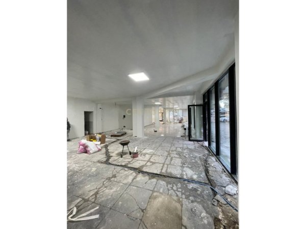 Tirane, jepet me qera ambjent biznesi Kati 0, 240 m² 2.400 € (liqeni thate)