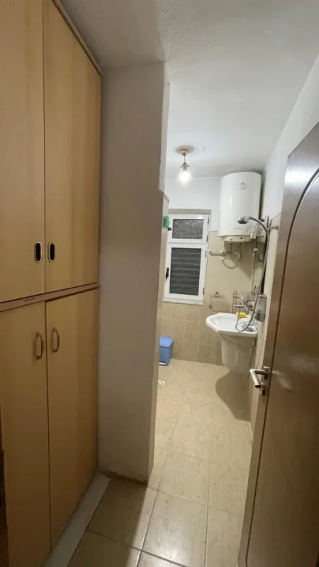 Tirane, jepet me qera apartament 1+1 Kati 2, 60 m² 550 € (Rruga Myslym Shyri)