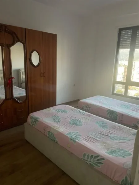 Tirane, jepet me qera apartament 2+1+Ballkon Kati 8, 100 m² 700 € (XHAMLLIKU)