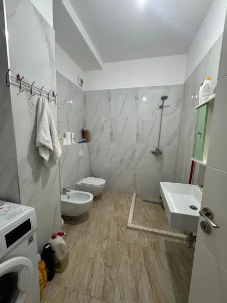 Tirane, jepet me qera apartament 2+1+Ballkon Kati 8, 96 m² 750 € 