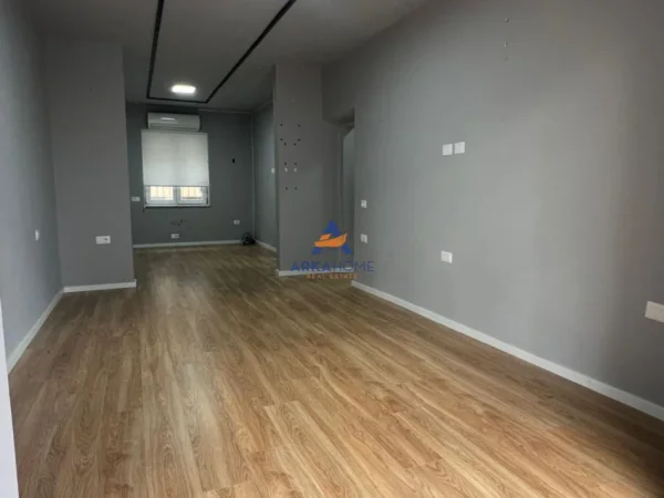 Tirane, jepet me qera ambjent biznesi Kati 1, 75 m² 1.250 € 