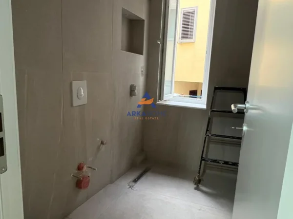 Tirane, jepet me qera ambjent biznesi Kati 1, 75 m² 1.250 € 