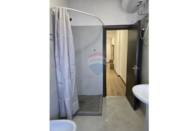 Tirane, shitet apartament 2+1 Kati 5, 82 m² 185.000 € (Rruga Robert Shvarc, Tiranë)