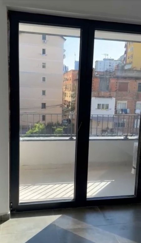 Jepet me Qera Apartament 1+1 për Zyra Afer Stacionit të Trenit,   450 €uro