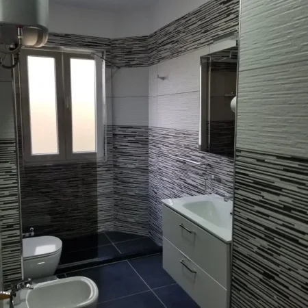 Tirane, jepet me qera apartament 2+1+Ballkon Kati 1, 80 m² 600 € (Rr. Mine Peza, pranë Komisariatit Nr. 3)